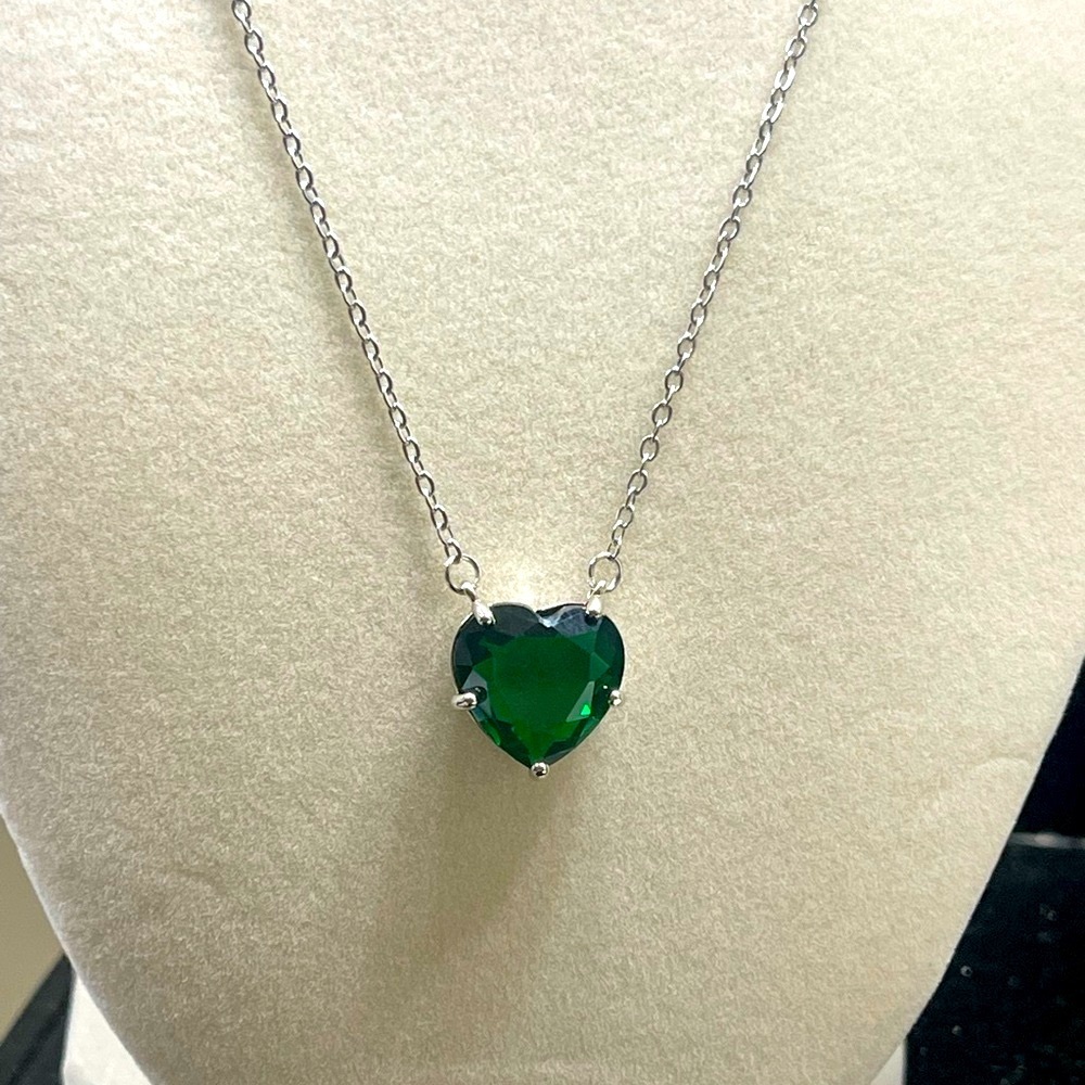 💜Elegant Silver Heart Necklace with Green Gemstone